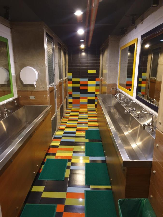 Bunk 5021 Hostel Makati City Екстер'єр фото